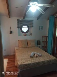 圣吕斯Horizons Caraïbes的卧室里设有一张床,上面有一只动物
