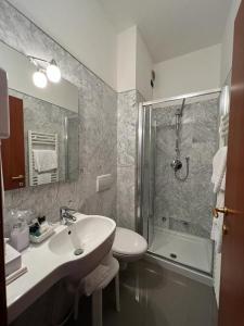马尔切西内怡东湾酒店的一间带水槽和淋浴的浴室