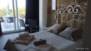布埃乌Vilar Norte的一间卧室配有一张石墙床