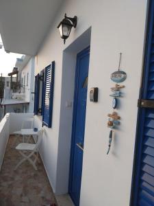利普西岛Orizodas的走廊上设有蓝色的门和椅子