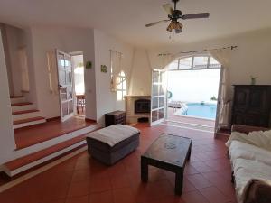 拉戈斯Villa 46 Hostel的客厅配有沙发和桌子