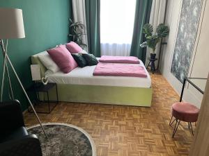 维也纳Apartment Vienna Niko的一间客房配有一张带粉红色枕头的床。