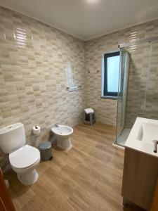 Faja GrandeApartamentos 4 estações的浴室配有卫生间、盥洗盆和淋浴。