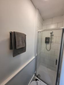 达灵顿Dawson House的带淋浴、卫生间和毛巾的浴室