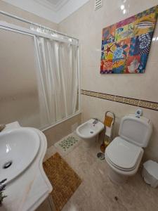 奎特里拉T2 Vila Atlântida Praia Vilamoura的浴室配有卫生间、盥洗盆和淋浴。