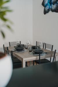 圣维托基耶蒂诺Casa vacanze La Farfalla的一张木桌,上面有黑板和玻璃杯