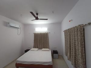 ThālGreen Valley Resort的一间卧室配有一张床和吊扇