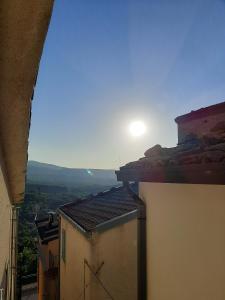San Martino sulla MarruccinaBed & Breakfast "Il Ghiro"的从阳光灿烂的天空中欣赏到风景