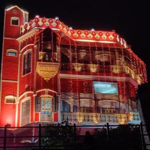 瓦拉纳西湿婆恒河景观旅馆的一座带圣诞灯的建筑