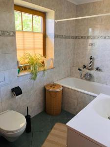 因塞尔波埃尔Auszeit im Privatzimmer an den Salzwiesen mit gemeinsamer Küche und Eingang的浴室配有卫生间、浴缸和水槽。