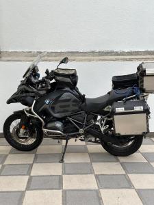 卢森堡Simple room in Luxembourg city的一辆停放在瓷砖地板上的黑色摩托车