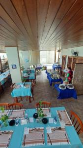 圣米格尔-杜戈斯托苏Pousada Pé na Areia Gostoso的大房间设有蓝色的桌椅