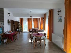 NucşoaraConacul Doamnei Nucșoara的带桌椅的用餐室和客厅