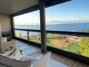 坦佩雷Top, cozy, lakeside, sauna and free indoor parking的客房设有海景阳台。