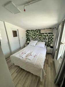 伊斯坦布尔Heybeliada Pansiyon的一间卧室配有一张白色的床和绿色的墙壁