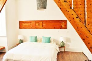 里斯本希亚多感触15旅馆的一间卧室配有带白色床单和蓝色枕头的床。