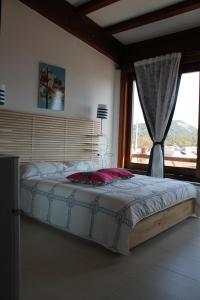 Il Caimano B & B, con piscina dal 13 Luglio al 31 Agosto客房内的一张或多张床位