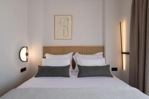 阿莫利亚尼岛Sun rise Villas ammouliani的一间卧室配有带白色床单和枕头的床。