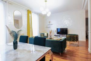 兰斯Spacieux Cœur de Reims的客厅配有沙发和桌子