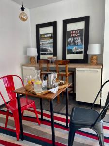 克莱佩达SURF HOUSE DREAMERS COAST的一间带桌子和红色椅子的用餐室