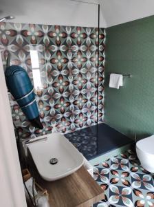萨卢佐Hotel & Apartments " Perpoin "的浴室配有白色水槽和淋浴。