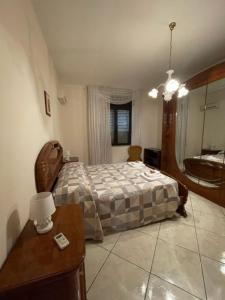 蒙德拉戈内Casa San Francesco的一间卧室配有一张床、一张桌子和一面镜子