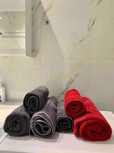罗德镇Luxury spacious apartment in the heart of the city的浴室的台面上摆放着一堆毛巾