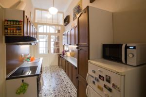 班斯卡 - 什佳夫尼察Apartmán u Bretschneidera的厨房配有冰箱和微波炉。