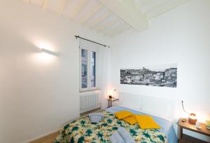 佩鲁贾PINTURICCHIO Guest House的白色的卧室设有床和窗户