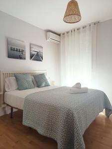 莫纳奇尔PISO VISTA BELLA的白色卧室配有一张带绿毯的床