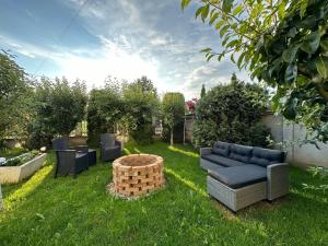莱斯诺夫Emerald Residence的花园,花园内设有蓝色的沙发和椅子