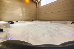 Geva Binyaminקסם היקינטון-סוויטת יוקרה的桑拿浴室内积雪众多的浴缸