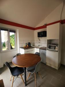 BeurlayStudio meublé et équipé avec jardin et terrasse privée的一间厨房,里面配有桌椅
