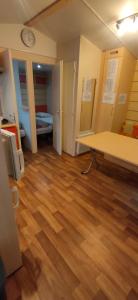 圣西普里安Mobil home 6-8 places en Camping 4etoiles Saint Cyprien的一间铺有木地板的客房和一间带时钟的客房
