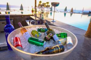 索瓦马O Beach Hotel & Resort的池边装满瓶子的桶