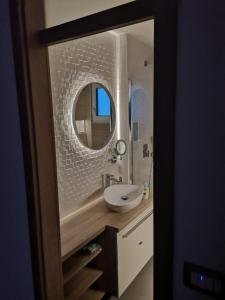 科巴里德Apartma Bella Nadiža的浴室设有白色水槽和镜子