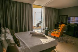 索瓦马O Beach Hotel & Resort的酒店客房设有床和客厅。