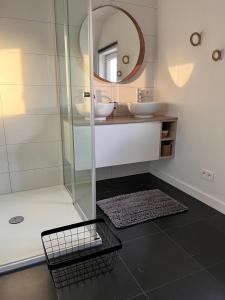 马塞克Ons Maashuisje的浴室设有2个水槽和镜子