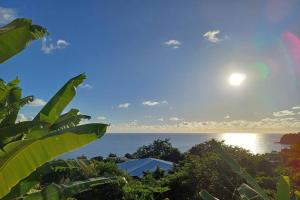 BouéniAppartement à 5 min de la plage的阳光灿烂的天空,欣赏海景