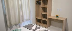 巴雷里尼亚斯Confort Lencois Preguicas的一间卧室设有一张床和一个书架