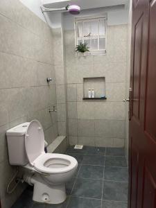 KerichoPrime Nest Grey point 305的浴室配有白色卫生间和淋浴。