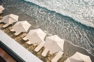 乌尔齐尼KAAB Boutique Hotel的海滩上椅子和遮阳伞的顶部景色