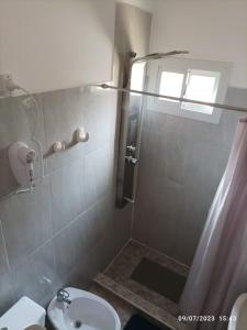 埃斯克尔hosteria las cachi alojamiento的带淋浴、卫生间和盥洗盆的浴室