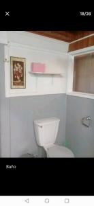 黑岛La estancia en la Isla的一间位于客房内的白色卫生间的浴室