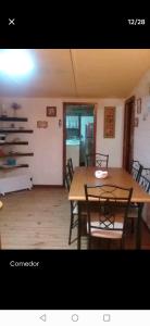 黑岛La estancia en la Isla的一间带木桌和椅子的用餐室