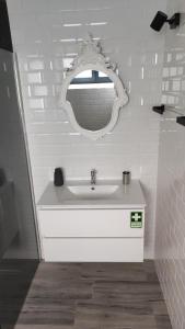 奥尔塔Costa do Moinho的浴室设有白色水槽和镜子