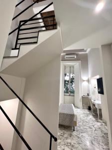那不勒斯MILUAR Luxury B&B - Vanvitelli的一间设有楼梯的白色客房和一间卧室