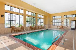 布莱斯维尔布莱斯维尔康福特茵酒店及套房的游泳池位于酒店带等候区和窗户的房间