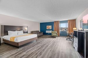 布卢明顿Quality Inn & Suites Mall of America - MSP Airport的酒店客房,配有床和电视