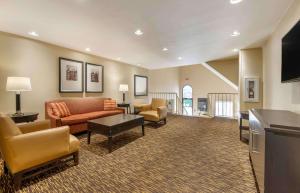 印第安纳波利斯印第安纳波利斯西北大学城长住美国酒店的带沙发和椅子的大客厅